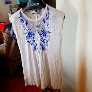 Suzy Shier White Short Sleeve Tee with Blue Embroidered Front